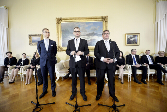핀란드의 유하 시필레 총리(가운데)가 지난 5월 헬싱키의 대통령궁에서 기자회견을 열었다. 그가 속한 중도우파 성향의 ‘중앙당’은 기본소득 아이디어를 지지한다. 핀란드 정부는 기본소득을 실험할 예비 연구작업을 지난 10월부터 시작했다. REUTERS