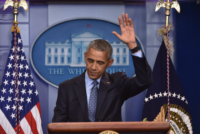 Former US President Barack Obama waves farewell at his last press conference