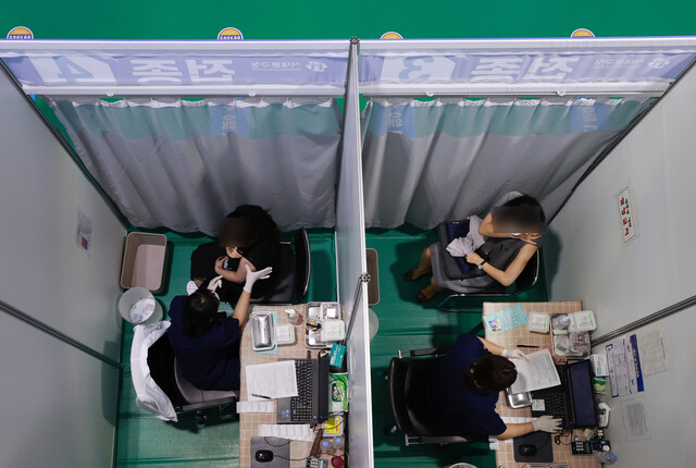 23일 서울 서대문구 북아현문화체육센터에 마련된 코로나19 백신접종센터를 찾은 시민들이 백신 접종을 하고 있다. 연합뉴스