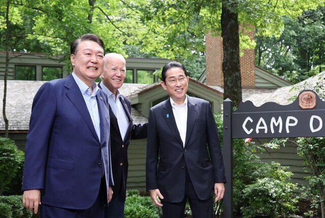 Os líderes da Coreia, dos Estados Unidos e do Japão emitem uma declaração conjunta no dia 18 para marcar o primeiro aniversário de Camp David.