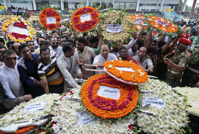 7월4일 방글라데시 다카 시민들이 ‘홀리 아티전 베이커리’ 테러 희생자들을 추모하고 있다. AP 연합뉴스