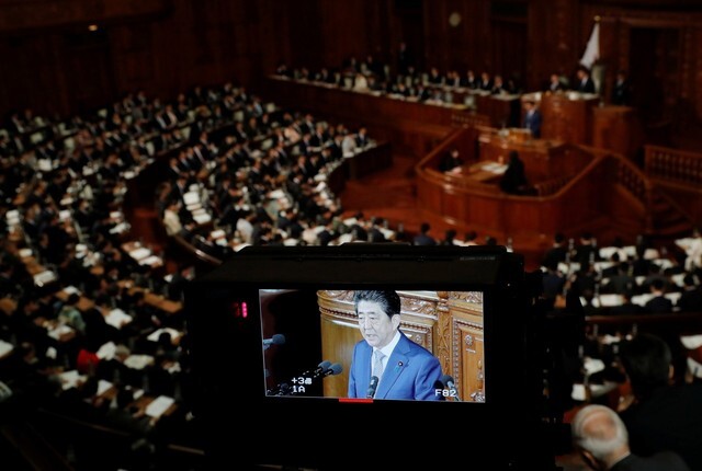 Japanese Prime Minister Shinzo Abe appears on a camera screen while speaking to the Diet on Jan. 22. (Yonhap News)