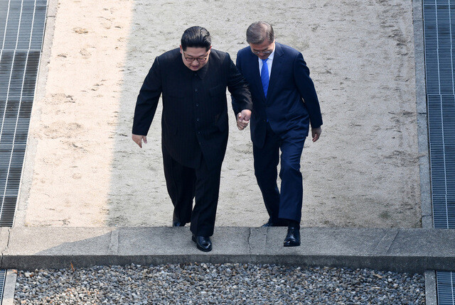 President Moon Jae-in and North Korean leader Kim Jong-un during their summit in Panmunjeom on Apr. 27. (Photo Pool)