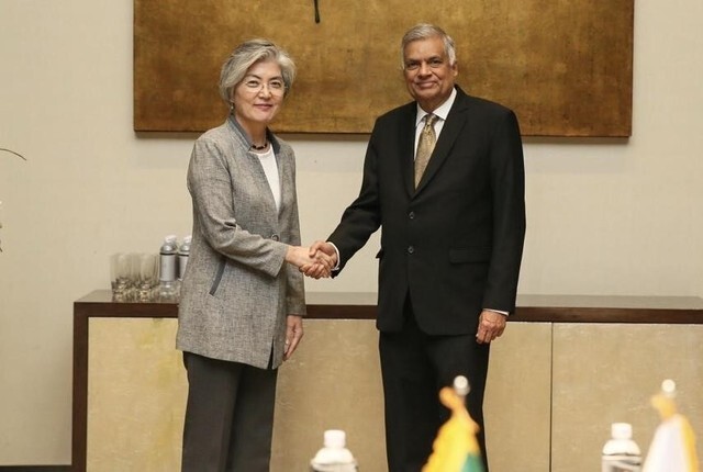 South Korean Foreign Minister Kang Kyung-wha shakes hands with Sri Lankan Prime Minister Ranil Wickremesinghe at the World Economic Forum on ASEAN in Ha Noi