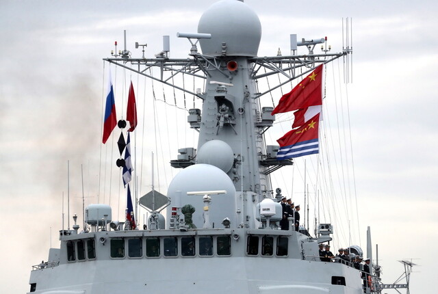 A Chinese guided missile destroyer is welcomed at the naval base in St. Petersburg on Russia’s Navy Day. (Yonhap News)