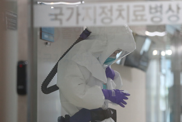 <b>A health worker at Ulsan University Hospital, a state-designated facility for treating novel coronavirus patients. (Yonhap News)<br><br></b>
