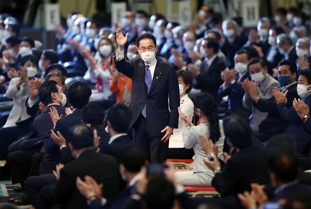 기시다 후미오 신임 일본 자민당 총재가 29일 선거에서 승리한 뒤 손을 흔들고 있다. 도쿄/EPA 연합뉴스