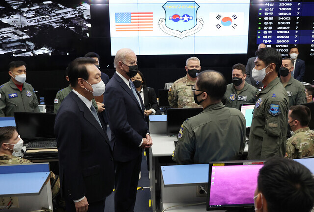 South Korean President Yoon Suk-yeol and US President Joe Biden receive a briefing while visiting the Korean Air and Space Operations Center at Osan Air Base in Pyeongtaek on May 22. (Yonhap News)