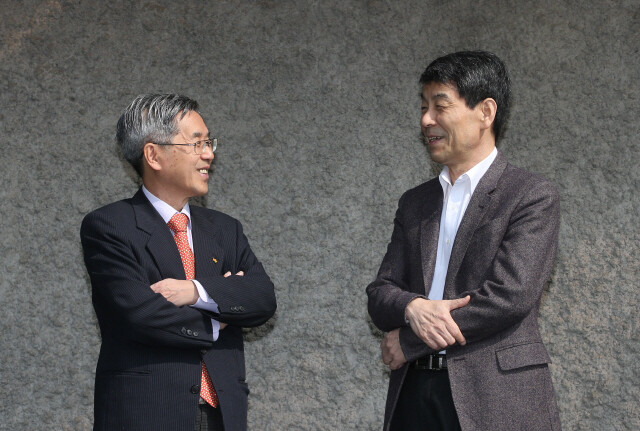 Sungkyunkwan University emeritus professor Kim Tae-dong (left) and Dongguk University visiting professor Lee Dong-geol chat at the Hankyoreh’s offices in Seoul’s Gongdeok neighborhood