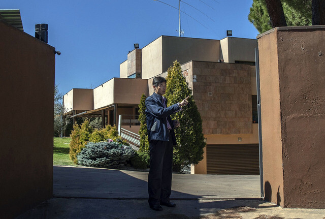 `An employee at the North Korean embassy in Madrid tells reporters not to take photographs on Mar. 13. (Yonhap News) 

