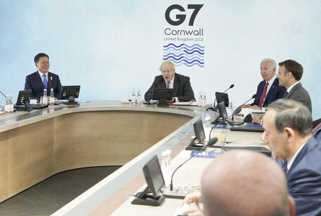 South Korean President Moon Jae-in attends a session of the G7 summit held in Cornwall, England, on Saturday. From left to right are Moon, British Prime Minister Boris Johnson, US President Joe Biden, French President Emmanuel Macron and Japanese Prime Minister Yoshihide Suga. (Yonhap News)