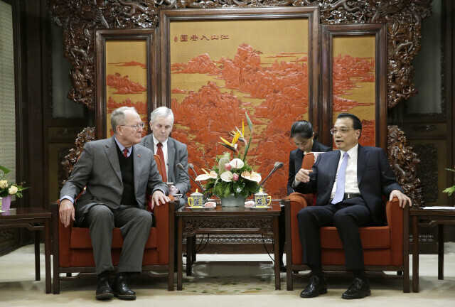 In a meeting in November 2018, Chinese Premier Li Keqiang (right) speaks with US Sen. Lamar Alexander, the head of a US delegation to China. At this meeting, Li said that a trade war “is not a way to solve problems.” (AP/Yonhap)