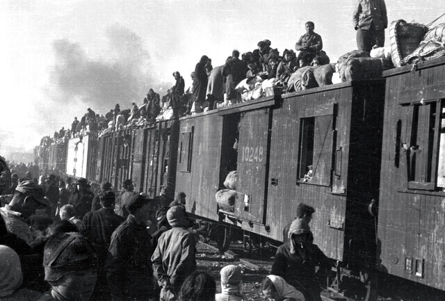 Refugees during the Korean War at Daegu Station in December 1950. The image was captured by members of the International Committee of the Red Cross (ICRC). (provided by the ICRC)