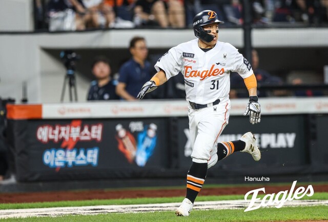Son Ah -seop, who moved to Hanwha on the 31st of last month, is playing base in the game with Lotte Giants on the 13th. Hanwha Eagles.