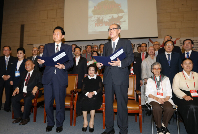  left) and former South Korean Prime Minister Lee Hong-koo (front