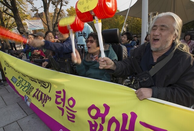 서울장애인차별철폐연대 회원들이 장애인이동권을 주장하며 집회를 여는 모습.  한겨레 김성광 기자