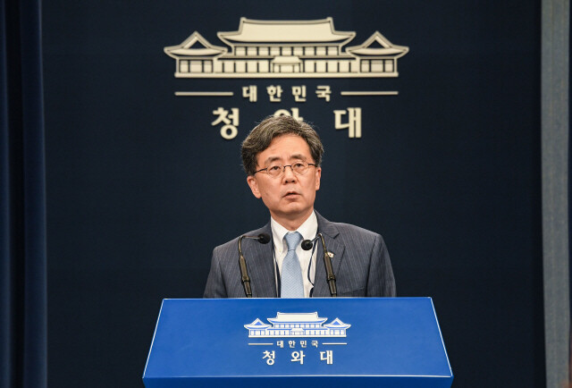 Kim Hyun-chong, second deputy chief of the Blue House National Security Office, announces South Korea’s decision to withdraw from its General Sharing of Military Information Agreement (GSOMIA) with Japan at the Blue House on Aug. 23. (Blue House photo pool)