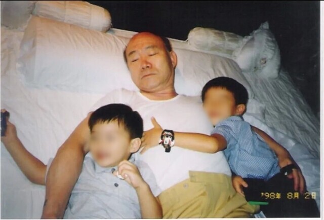 Chun Woo-won, the grandson of former dictator Chun Doo-hwan, posted this photo on March 14 of himself as a child with Chun Doo-hwan. (from Chun Woo-won’s Instagram page)