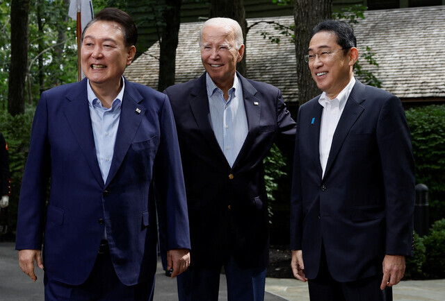 South Korean President Yoon Suk-yeol, US President Joe Biden, and Japanese Prime Minister Fumio Kishida stand for a photo at Camp David, where they held a trilateral summit on Aug. 18. (Yonhap)