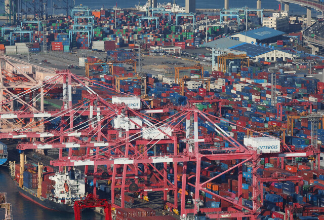 Freight containers fill a port in Busan in this undated file photo. (Yonhap)