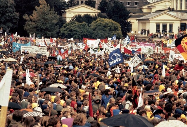 1981년 옛 서독의 수도 본에서 시민들이 반핵 시위를 하고 있다. 위키피디아