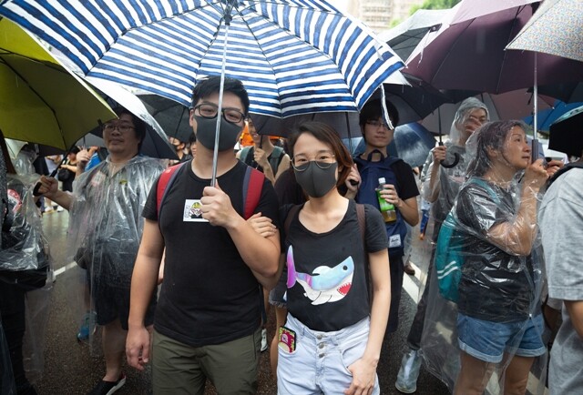 열두 번째 열린 송환법 반대 집회에 참가한 양시아(오른쪽)와 그의 애인. 이번 시위는 젊은층이 이끌고 있다.