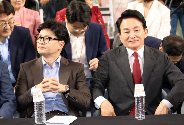 국힘, ‘전대 폭력’ 유튜버들 수사 의뢰…원·한은 ‘네 탓’ 비방 - 한겨레
