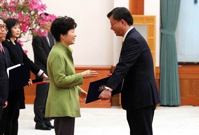 2015년 3월16일 박근혜 대통령에게 민정수석 임명장을 받고 있다. 청와대사진기자단