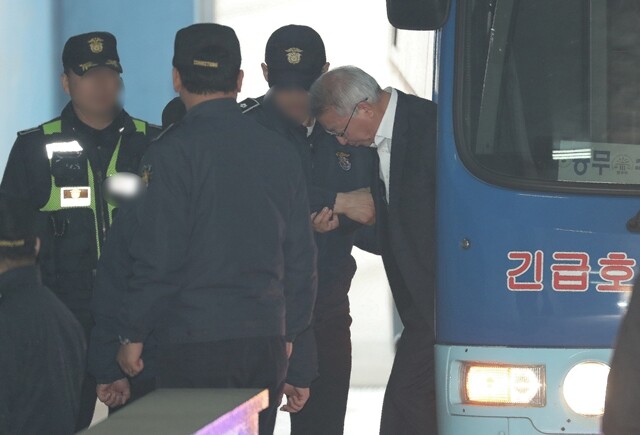 사법 농단으로 구속된 양승태 전 대법원장이 지난 2월26일 보석 재판에 참석하기 위해 호송차에서 내린다. 한겨레 백소아 기자