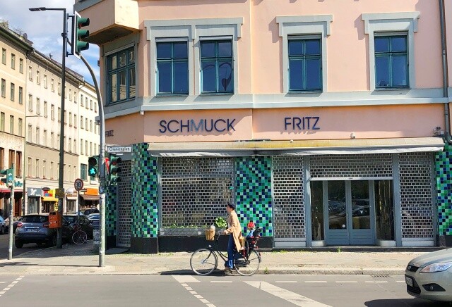 독일 베를린의 번화가인 크로이츠베르크 지역. 액세서리를 파는 디자이너숍도 굳게 문을 걸어 잠갔다. 3명 이상 모임은 금지됐지만, 장을 보거나 산책하러 자유롭게 외출할 수 있다.