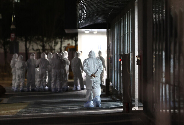 Disease control workers at the Seoul Eastern District Detention Center on Dec. 19. (Yonhap News)