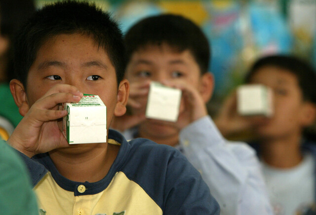 단체 우유 급식을 하는 서울의 한 초등학교 학생들.이정아 기자 leej@hani.co.kr