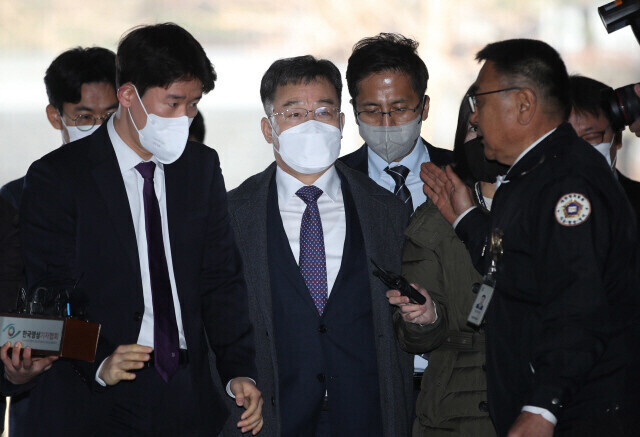 Kim Man-bae, the majority shareholder in asset management company Hwacheon Daeyu, arrives at Seoul Central District Court for questioning on Feb. 17, 2023. (Shin So-young/The Hankyoreh)