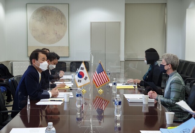 Chung Eun-bo (left), South Korea’s special envoy for defense cost-sharing negotiations with the US, and Donna Welton (right), the senior advisor for security negotiations and agreements in the Bureau of Political-Military Affairs at the US State Department, met Sunday in Washington to discuss the 11th Special Measures Agreement.