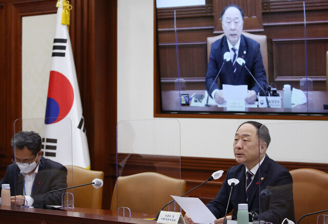 Minister of Economy and Finance Hong Nam-ki reveals that South Korea will be moving forward with its application process to the CPTPP during a ministerial meeting on international economic affairs at the Government Complex in Seoul on Dec. 13. (Yonhap News)