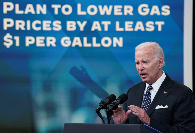 2022년 6월22일 조 바이든 미국 대통령이 백악관에서 치솟은 기름값을 낮추기 위해 연방 유류세를 일시 면제하기로 한 정부 방침에 대해 설명하고 있다. REUTERS
