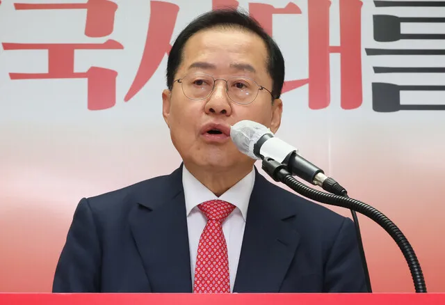홍준표, 윤석열 전 대통령 탈당 요구에 일침: “시체에 소금 뿌리는 짓” - 안철수 공세에 대한 불편함 토로