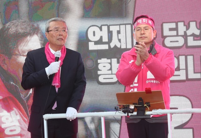 Kim Jong-in, head of the United Future Party’s election committee, speaks in support of Hwang Kyo-ahn, UFP party leader and its candidate for Seoul’s Jongno District, on Apr. 14. (Kang Chang-kwang, staff photographer)