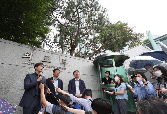 Attorneys Im Jae-sung and Chang Wan-ick, who represented Korean plaintiffs in a case against Nippon Steel, Mitsubishi Heavy Industries and Nachi-Fujikoshi for forced labor, as well as Kim Young-hwan, the head of external cooperation for the Center for Historical Truth and Justice, among others, hold a press conference outside of the Ministry of Foreign Affairs building on July 4, where they speak on behalf of victims of forced labor by Japan. (Kang Chang-kwang/The Hankyoreh)