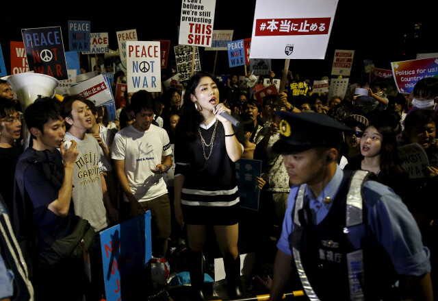 지난 7월16일 일본 국회의사당 앞에서 구호를 외치고 있는 후쿠다 와카코. REUTERS