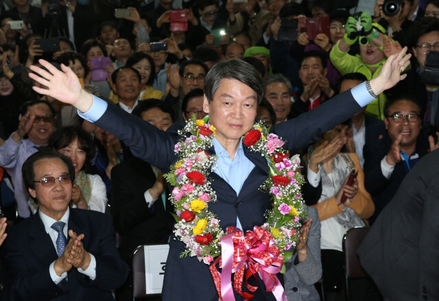 4월13일 당선이 확정된 안철수 국민의당 상임 공동대표가 서울 노원구 상계동 자신의 선거사무소에서 꽃다발을 목에 걸고 지지자들에게 당선 인사를 하고 있다. 한겨레 강창광 기자