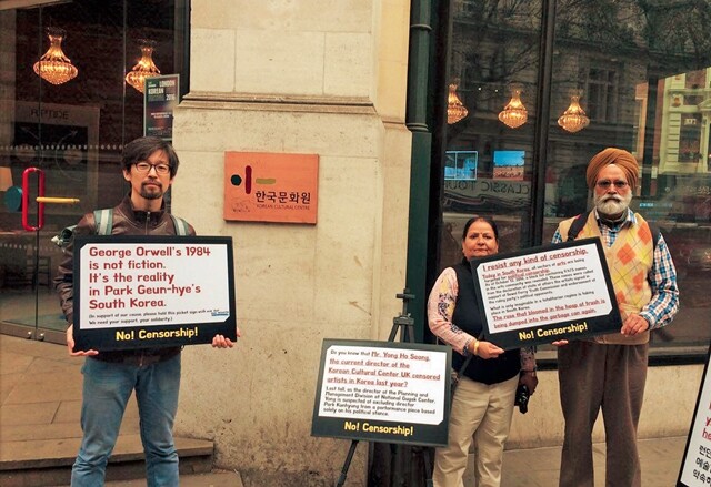 정영두 안무가가 지난 10월29일부터 영국 런던 주영 한국문화원 앞에서 용호성 한국문화원장에게 지난해 국립국악원 예술 검열 사태의 책임을 묻는 시위를 하고 있다. 정영두 제공