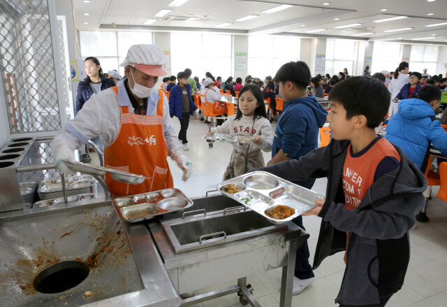 친환경 무상급식이 이뤄지고 있는 서울의 한 초등학교 점심 급식 시간. 한겨레 장철규 기자