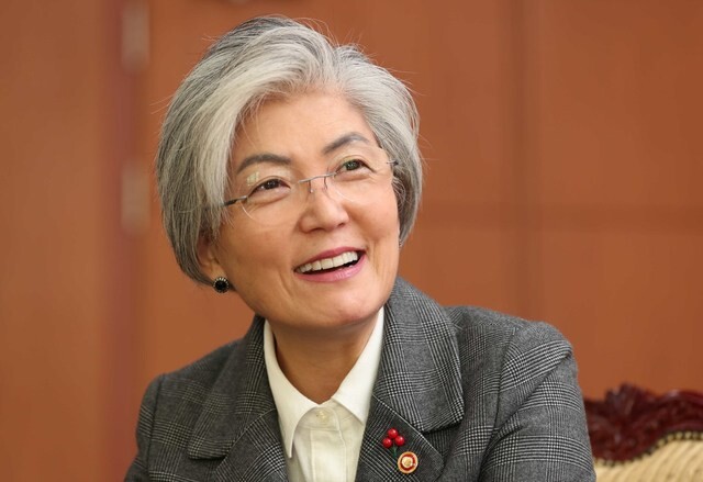 South Korean Foreign Minister Kang Kyung-wha during her interview with the Hankyoreh at the Ministry of Foreign Affairs in Seoul on Dec. 24. (Park Jong-shik