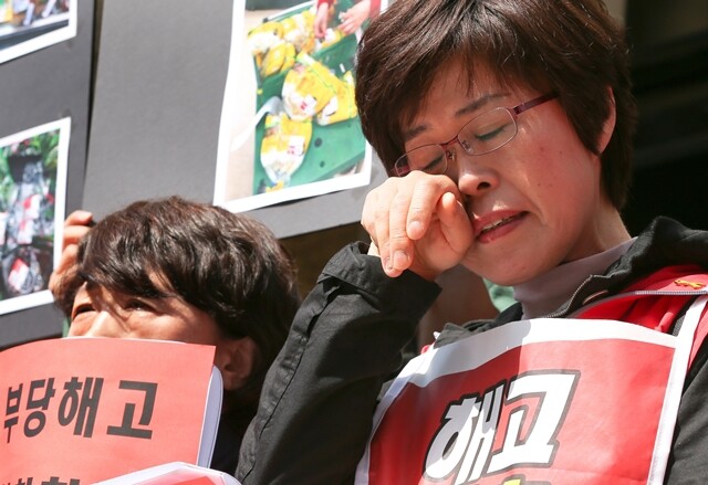 한 대기업 노동자들이 손팻말을 들고 ‘부당해고 철회’ 기자회견을 하는 모습. 한겨레 김정효 기자