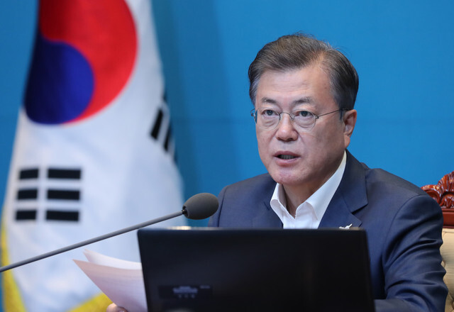 South Korean President Moon Jae-in presides over a meeting with senior aides and secretaries at the Blue House on Apr. 27. (Blue House photo pool)
