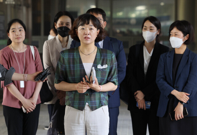 Kim Su-jeong, a lawyer with Minbyun-Lawyers for a Democratic Society, gives a statement outside the Seoul Central District Court on May 16 following the court’s ruling in a damages case filed by Shin Song-hyuk against the state and Holt International Children’s Services. (Baek So-ah/The Hankyoreh)