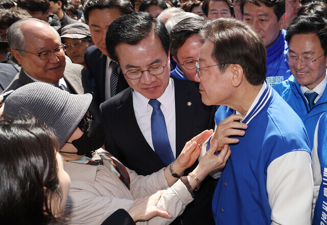 Democratic Party leader Lee Jae-myung shows a supporter in Gwangju on March 21, 2024, a scar left from when he was attacked by a man armed with a knife while making a public appearance. (Yonhap)