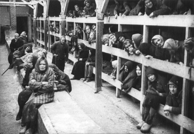 아우슈비츠 수용소의 유대인 포로들. REUTERS