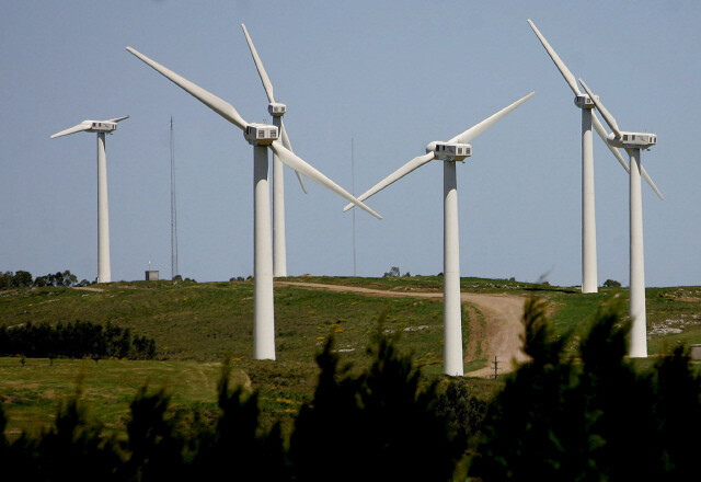 우루과이는 세계의 대표적인 청정에너지 사용 국가로 꼽힌다. 사진은 2008년 우루과이 최초의 풍력발전단지로 조성된 동부 로차주 로마알타 지역에 있는 풍력발전 터빈의 모습이다.  로마알타/EPA 연합뉴스
